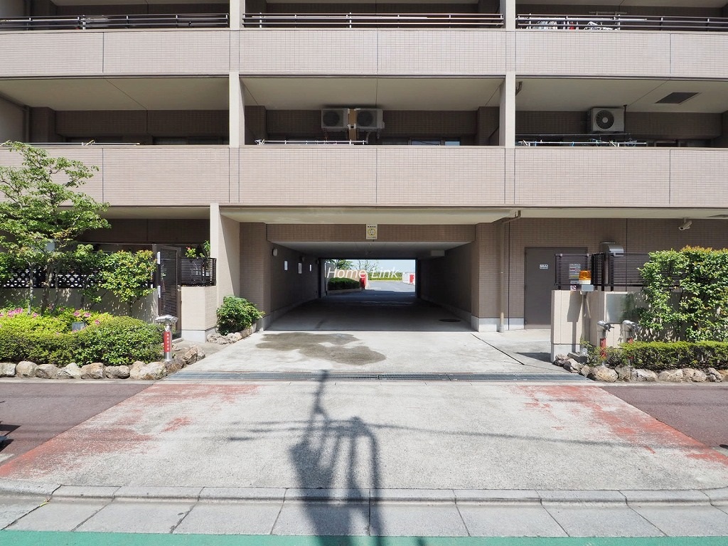 コスモヒルズ小豆沢公園　駐車場出入口